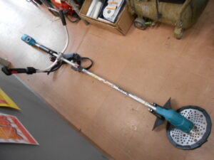 マキタ 充電式草刈機 MUR143UD マキタ14.4Vバッテリー専用草刈機 本体のみ 園芸 農作業 中古美品